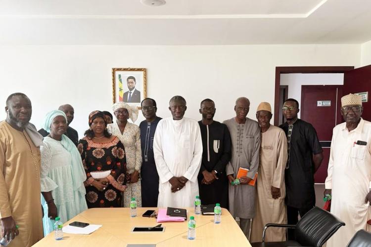 *« Une réunion stratégique pour structurer les chaînes de valeur agricoles et promouvoir l’économie sociale et solidaire à Sangalkam »**  Le vendredi 18 juillet 2025, une réunion technique s’est tenue au ministère de la Microfinance et de l’Économie Sociale et Solidaire, en vue de la structuration des chaînes de valeur dans le secteur agricole au profit des coopératives et des acteurs locaux.  Présidé par M. Mamadou Ndiaye, Directeur de Cabinet du ministre Dr Alioune Dione, cette rencontre a réuni des repré